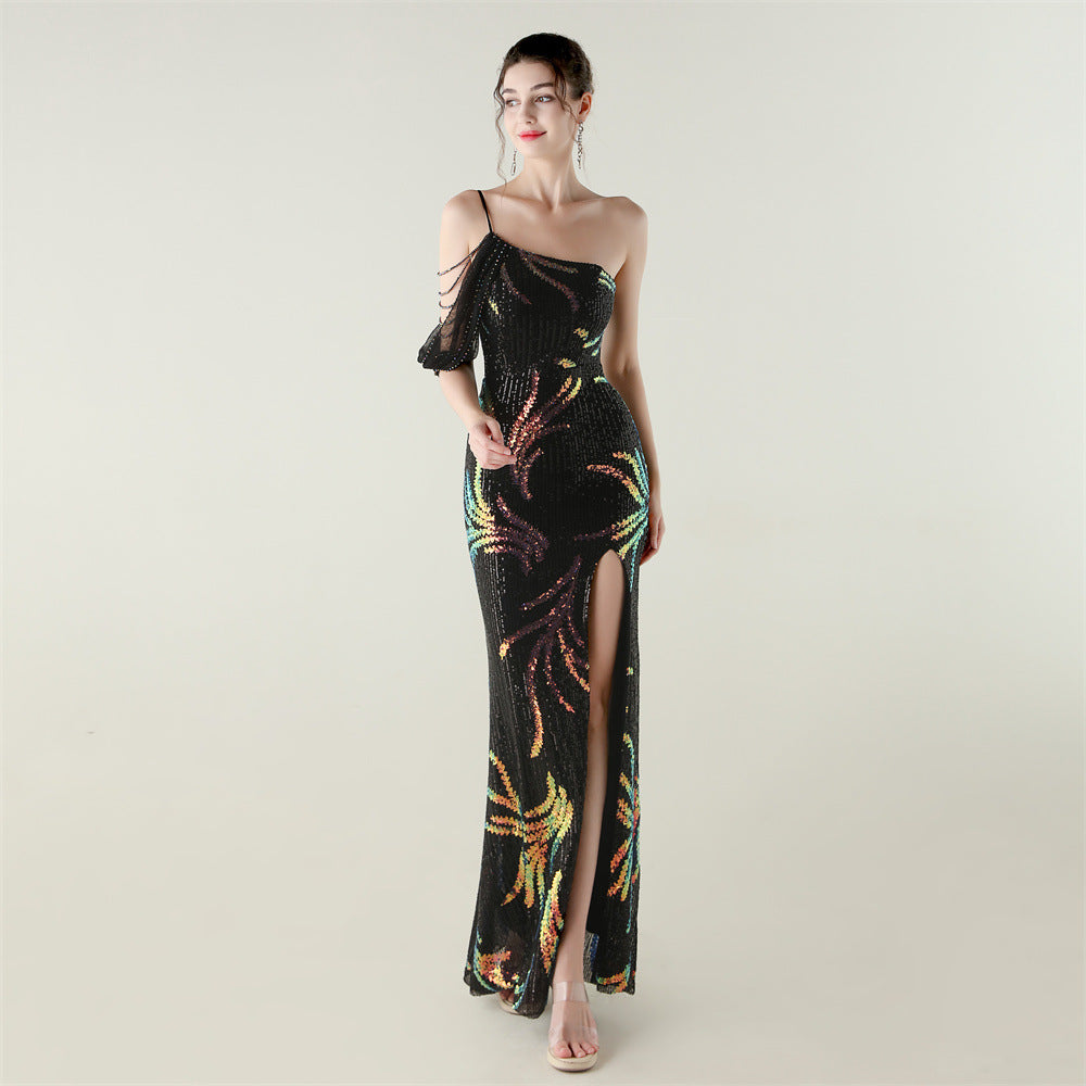 Robe de soirée à sequins et perles, épaules dénudées, fente haute, coupe sirène, style cocktail.