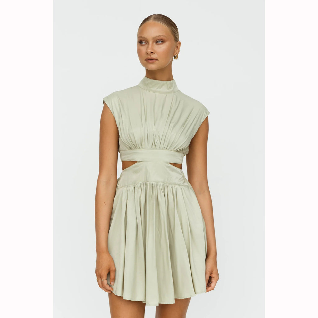 Robe courte unie, moulante, à col montant et taille haute, idéale pour l'été.