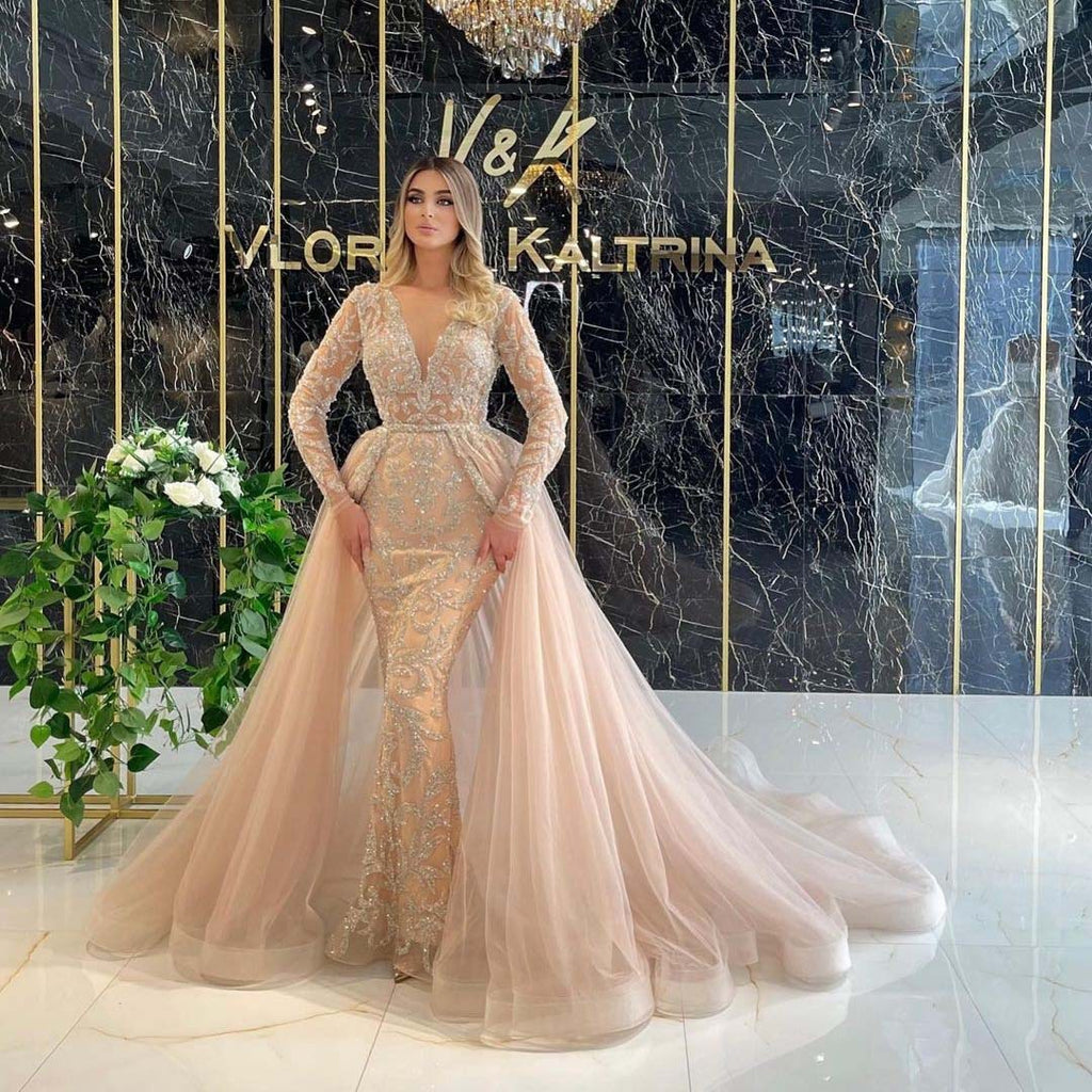 Robe de soirée élégante à traîne, style français, d'une simplicité raffinée, couleur or et vaporeuse.