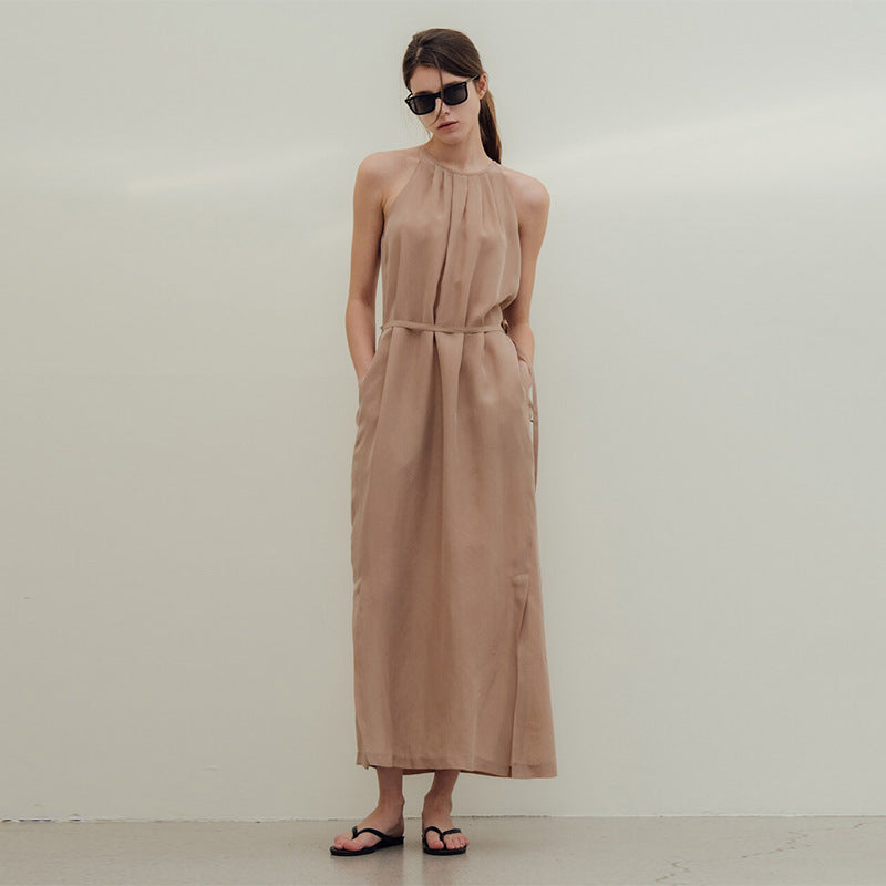 Vestido halter transpirable de sarga de seda de amoníaco cobre con cordones y diseño holgado y adelgazante con abertura midi.