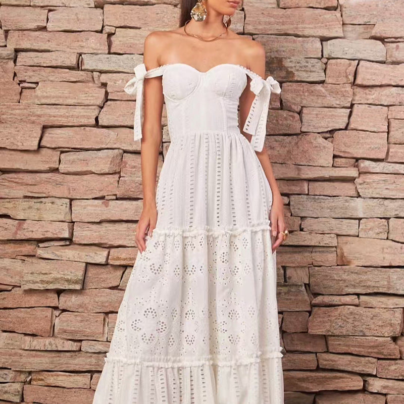 Robe élégante et sexy à bretelles fines, épaules dénudées, broderies et découpes.