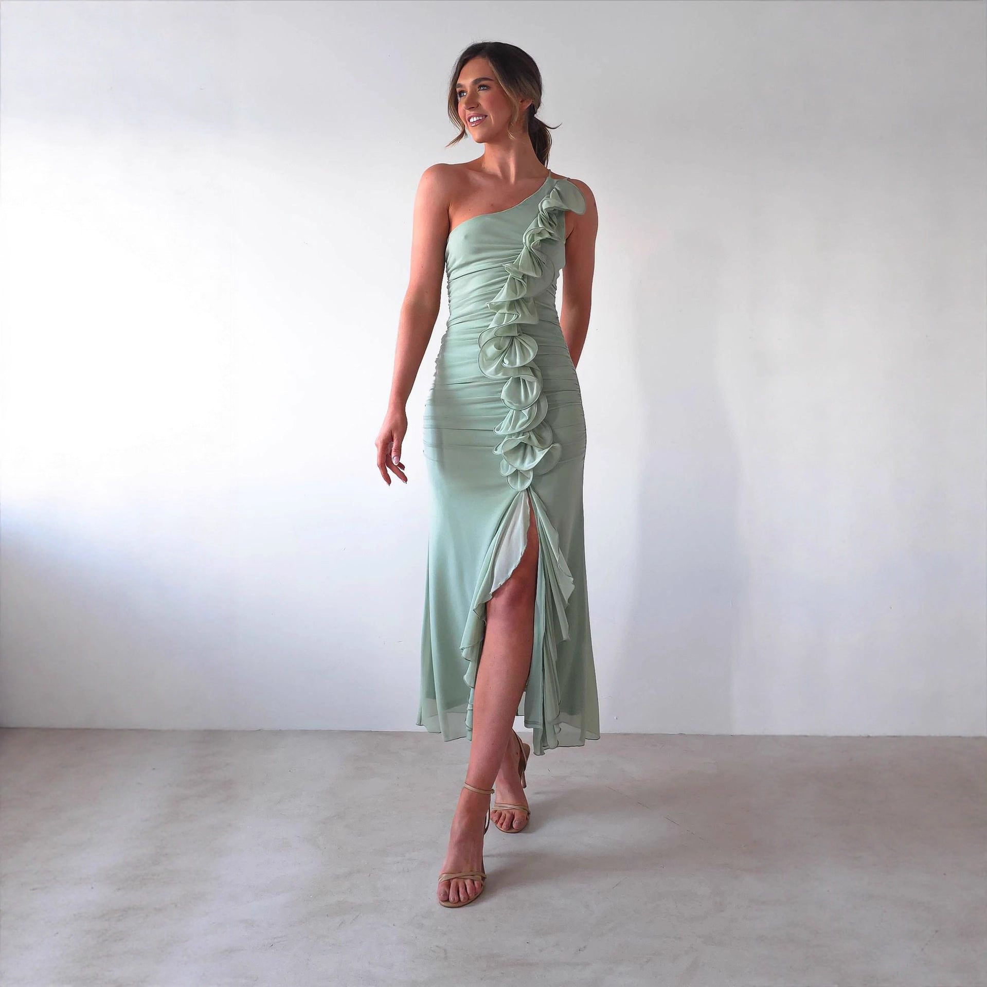 Robe d'été sexy plissée à épaules dénudées et fente haute, coupe ajustée