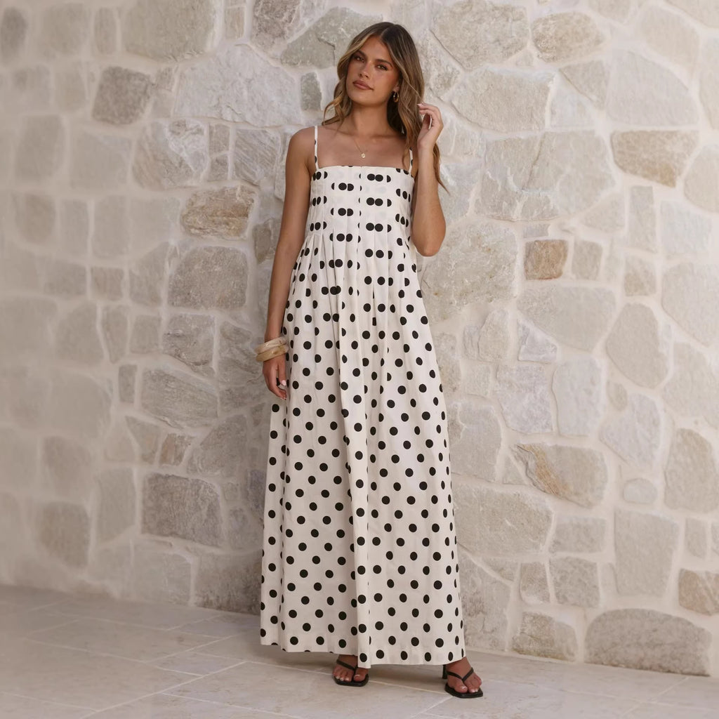 Robe d'été à pois, plissée, à fines bretelles spaghetti, longueur mi-longue, ornée de fines bretelles.