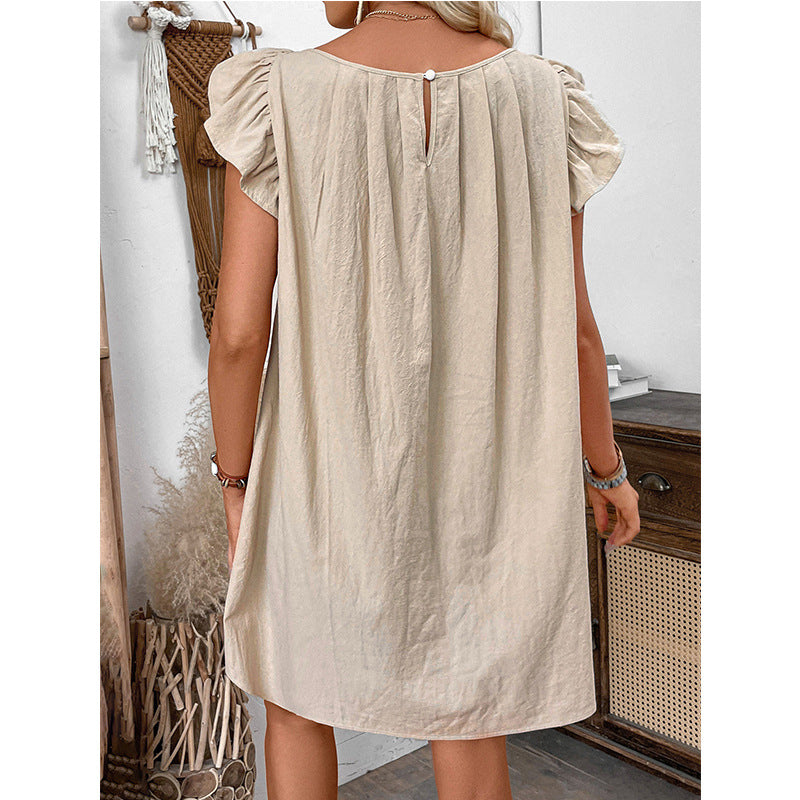 Robe mi-longue unie à col rond et volants, idéale pour l'été.