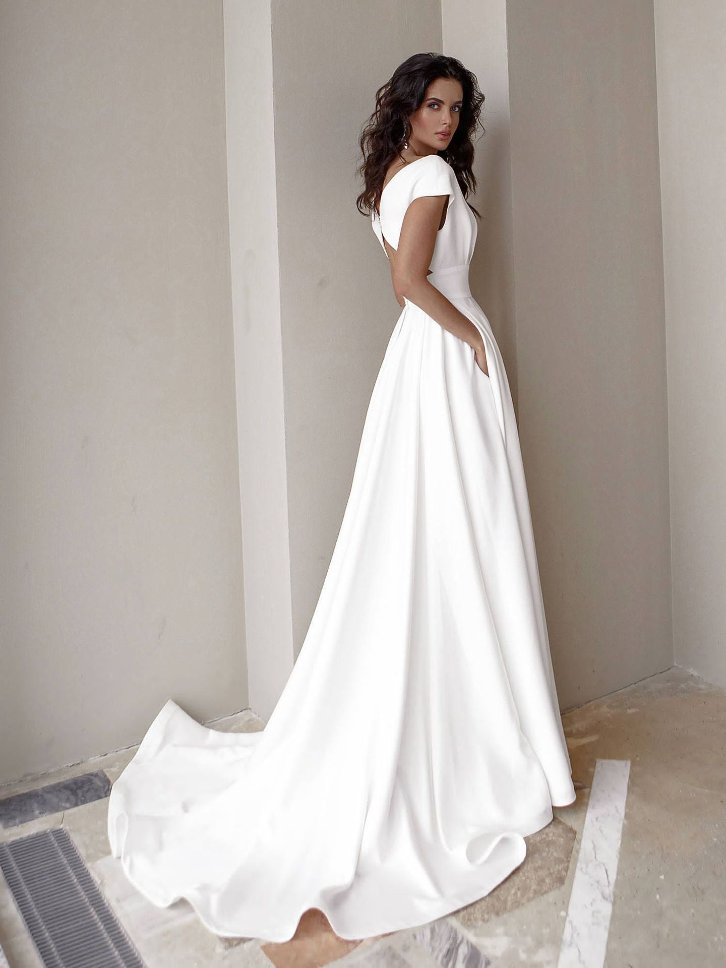 Vestido largo de oficina blanco liso con cintura media, volantes y pecho fruncido