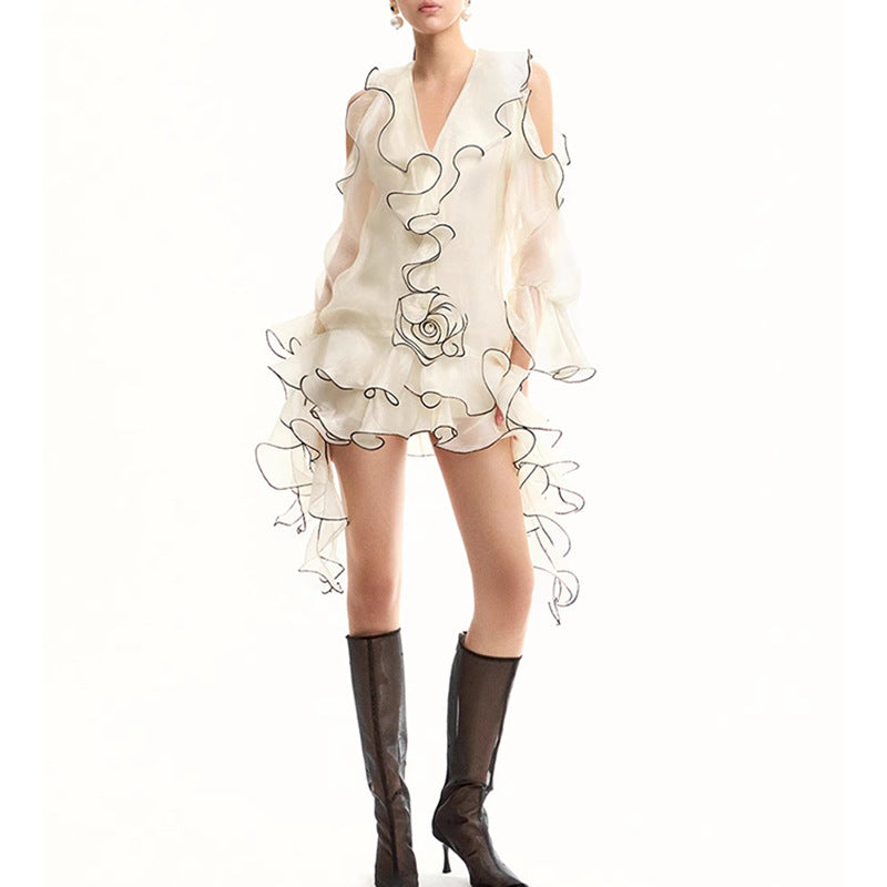 Robe blanche cintrée légère et luxueuse, style mondain, à volants, manches longues et épaules dénudées, idéale pour les vacances.