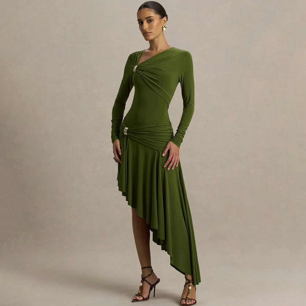 Robe longue asymétrique plissée élégante et tendance pour femme, idéale pour l'automne et l'hiver.