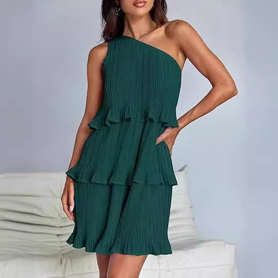 Vestido de mujer de primavera y verano con hombros oblicuos, costuras en capas y dobladillo de color liso.