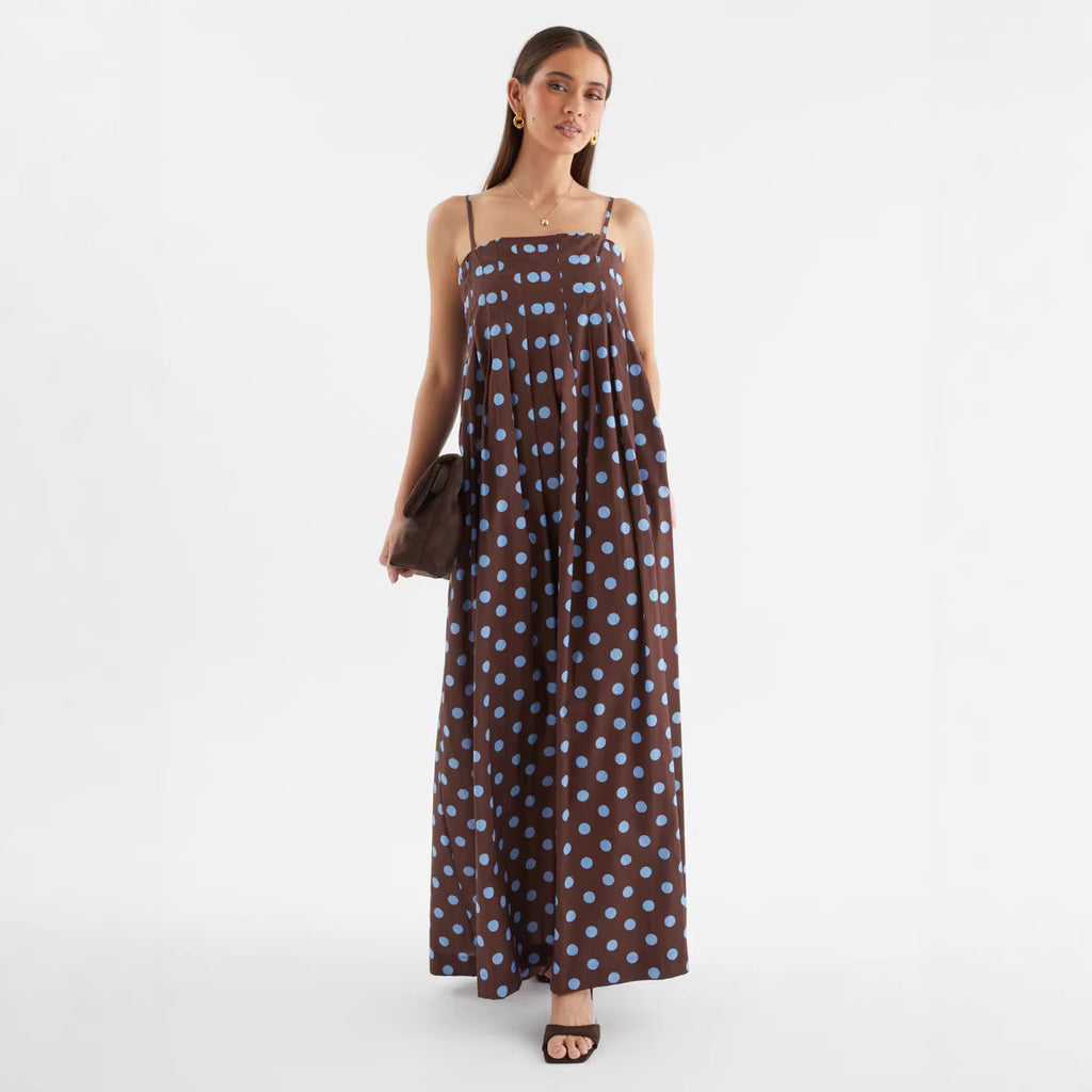 Robe d'été à pois, plissée, à fines bretelles spaghetti, longueur mi-longue, ornée de fines bretelles.