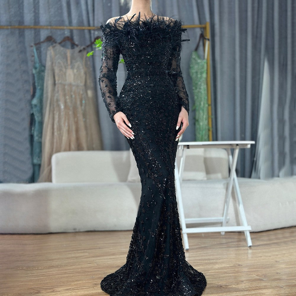 Robe de soirée élégante et luxueuse à épaules dénudées et plumes, style sirène, pour femme.