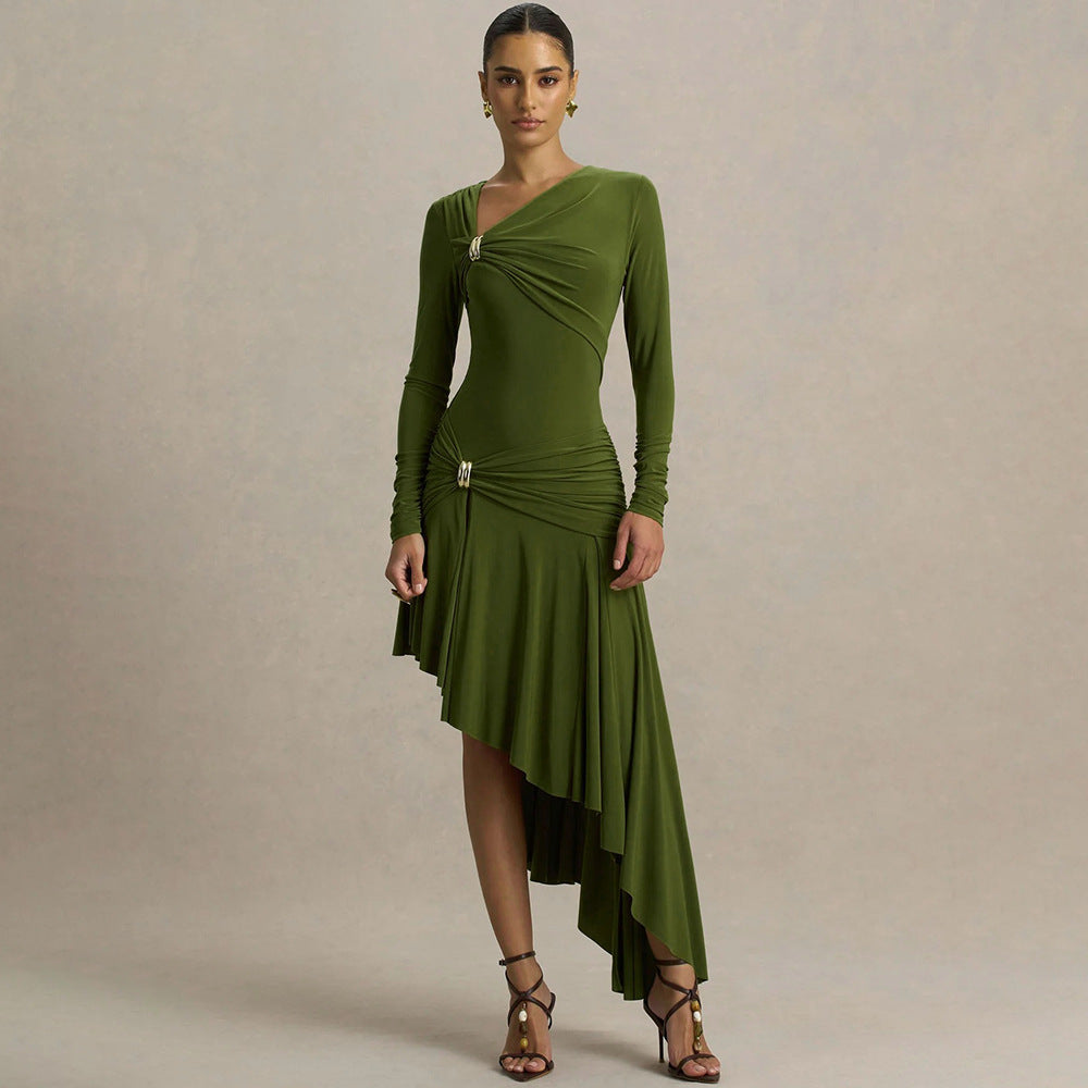 Robe longue asymétrique plissée élégante et tendance pour femme, idéale pour l'automne et l'hiver.