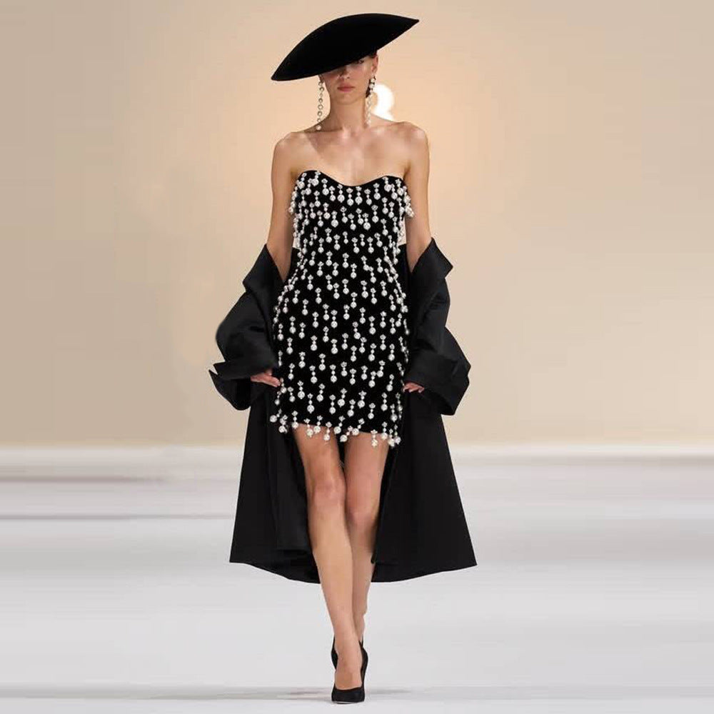 Robe courte sexy bustier ornée de perles et de pompons, style industriel, idéale pour un cocktail.